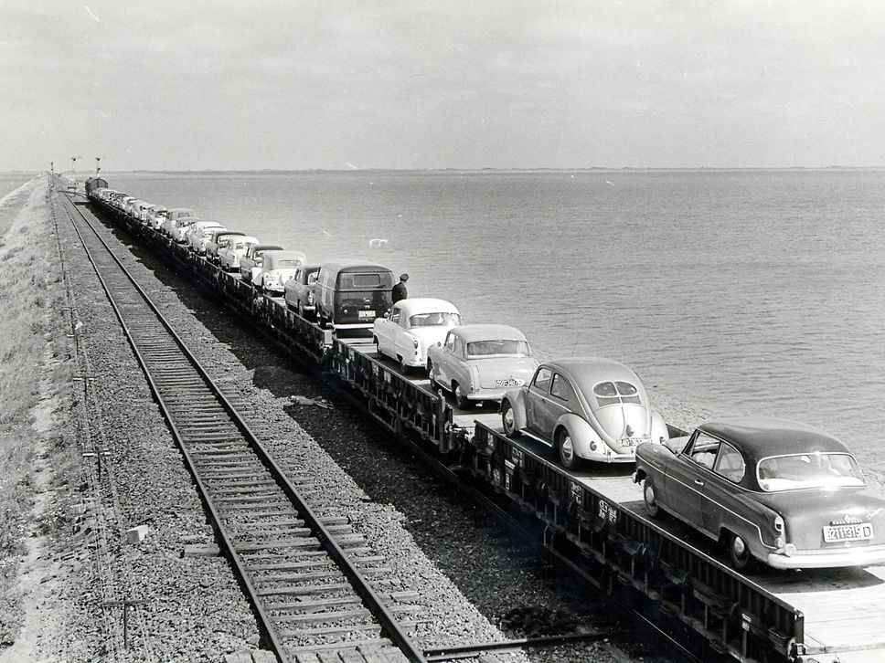 Seit fast einem Jahrhundert verbindet der Eisenbahndamm die Insel Sylt mit dem Festland.