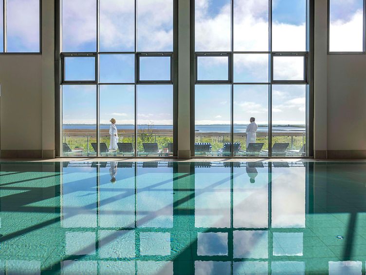 Entspannung am Hotelpool im TUI Blue auf Sylt