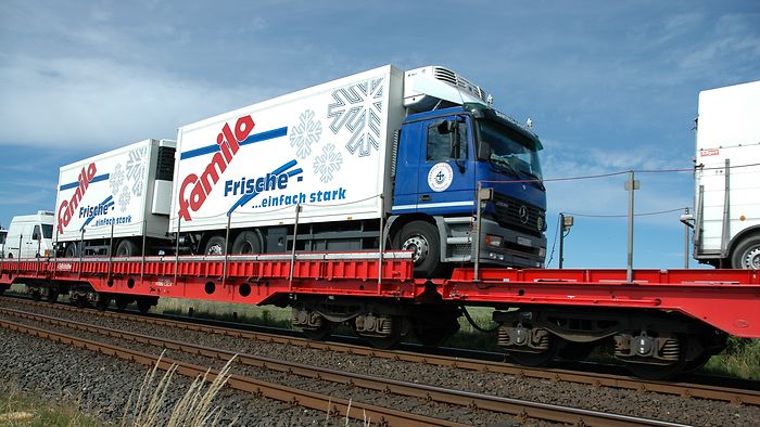 Einstockeinheit_unterwegs Lkw mit Anhänger