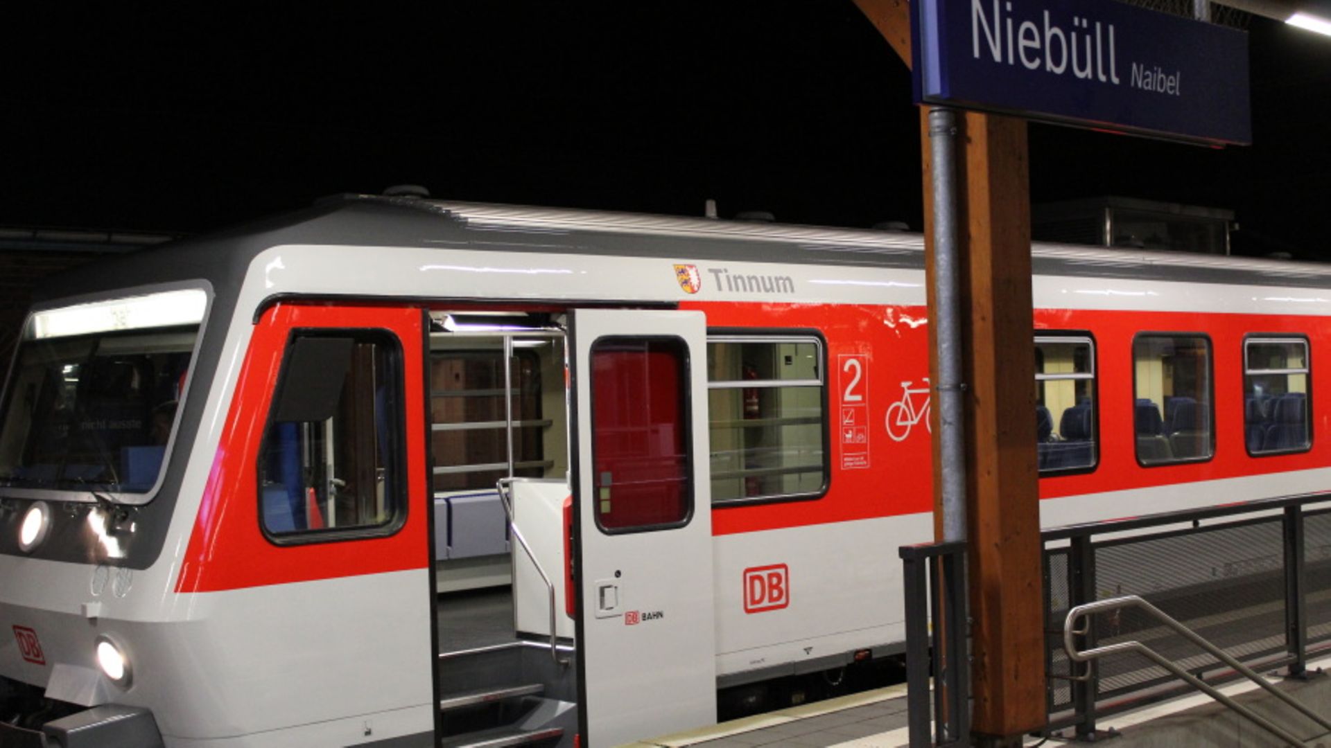 Der Sylt Shuttle plus steht nachts am Bahnsteig in Niebüll